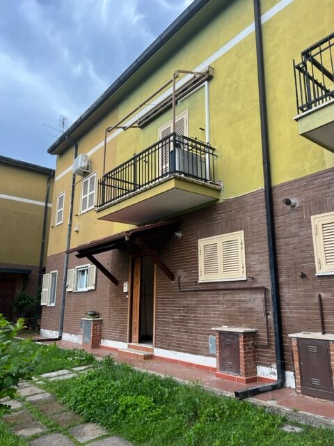 Villino a schiera con piscina condominiale