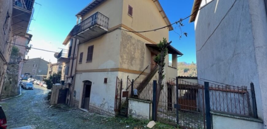 Appartamento con corte in zona centrale