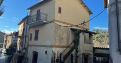 Appartamento con corte in zona centrale