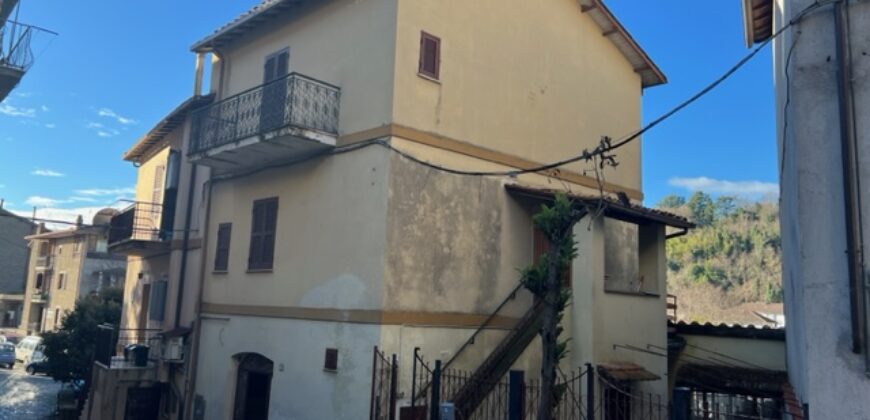 Appartamento con corte in zona centrale