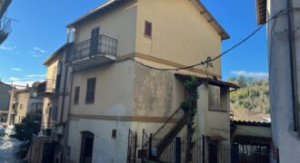 Appartamento con corte in zona centrale