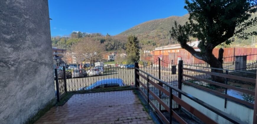 Appartamento con corte in zona centrale