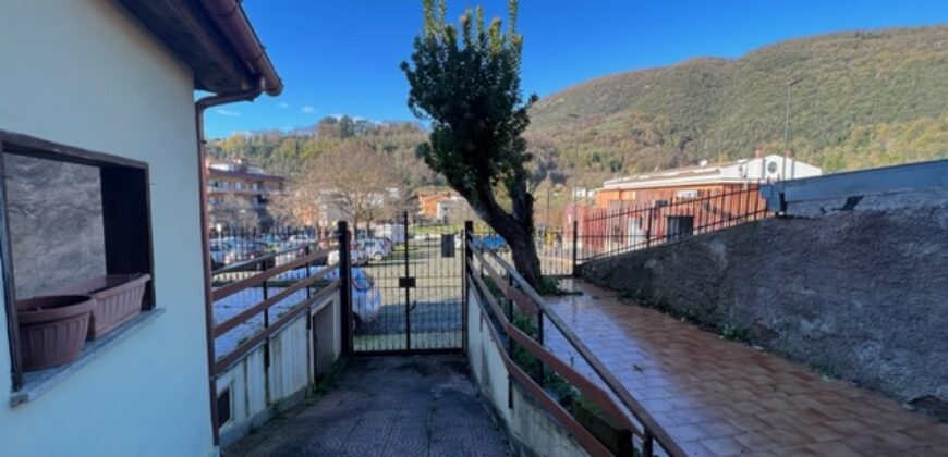 Appartamento con corte in zona centrale