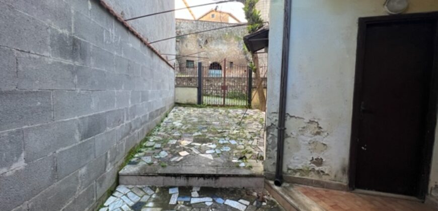 Appartamento con corte in zona centrale