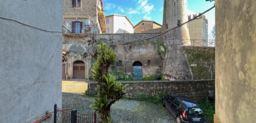 Appartamento con corte in zona centrale