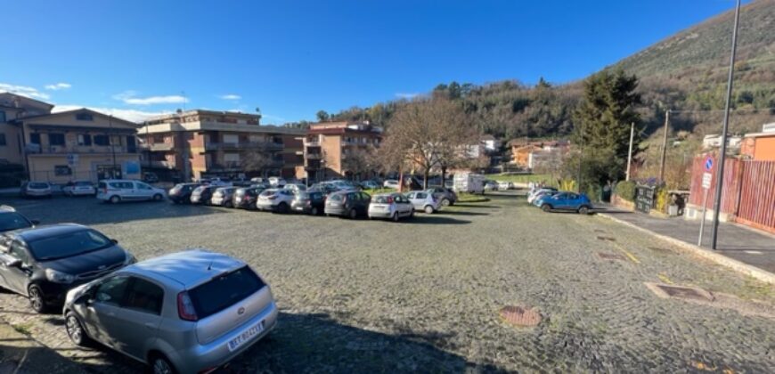 Appartamento con corte in zona centrale