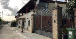 Porzione bifamigliare su due livelli con corte