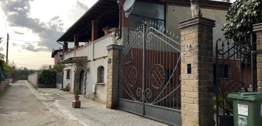 Porzione bifamigliare su due livelli con corte