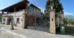 Porzione bifamigliare su due livelli con corte
