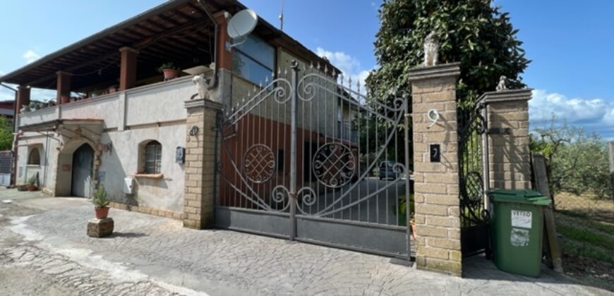 Porzione bifamigliare su due livelli con corte
