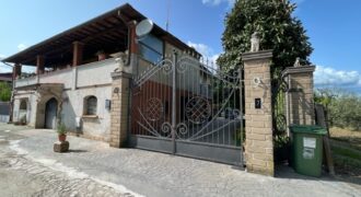 Porzione bifamigliare su due livelli con corte