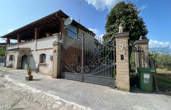 Porzione bifamigliare su due livelli con corte