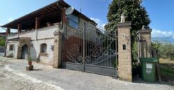 Porzione bifamigliare su due livelli con corte