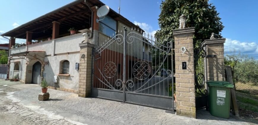 Porzione bifamigliare su due livelli con corte