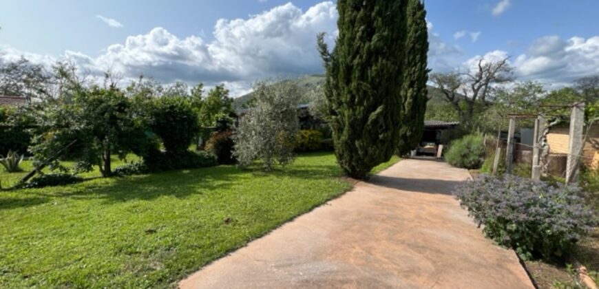 Porzione bifamigliare su due livelli con corte