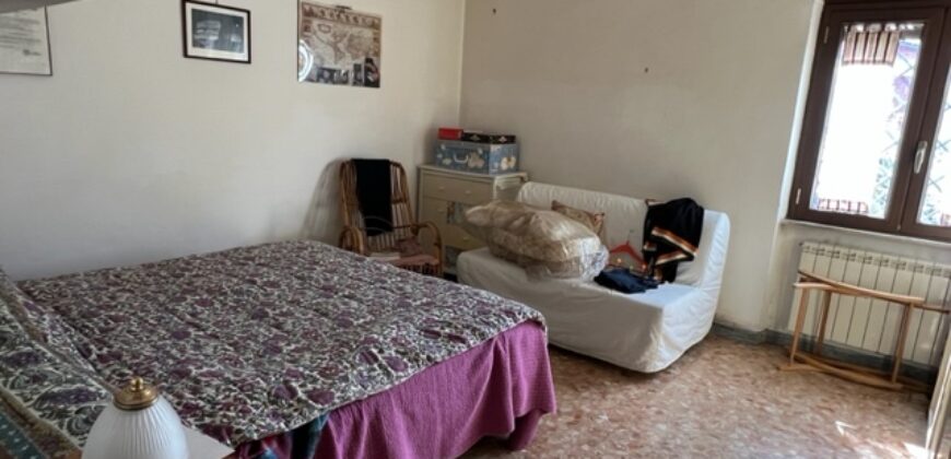 Porzione bifamigliare su due livelli con corte