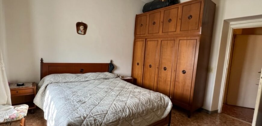Porzione bifamigliare su due livelli con corte
