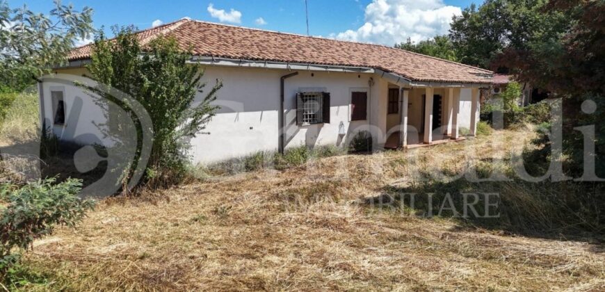 VILLA INDIPENDENTE CON CIRCA DUE ETTARI DI TERRENO
