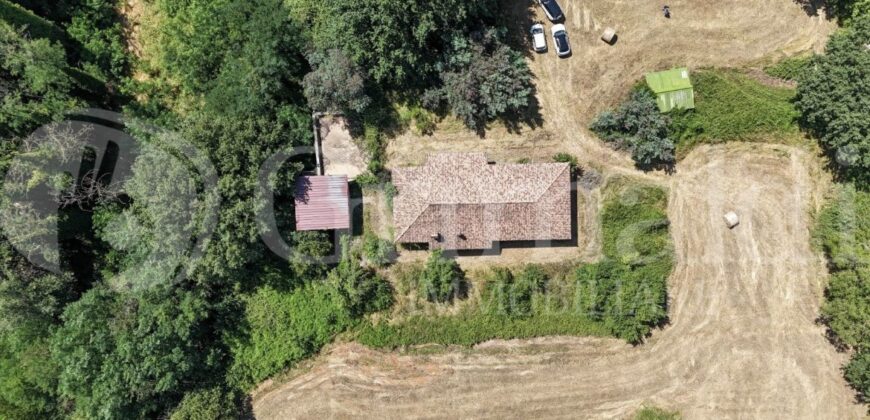 VILLA INDIPENDENTE CON CIRCA DUE ETTARI DI TERRENO