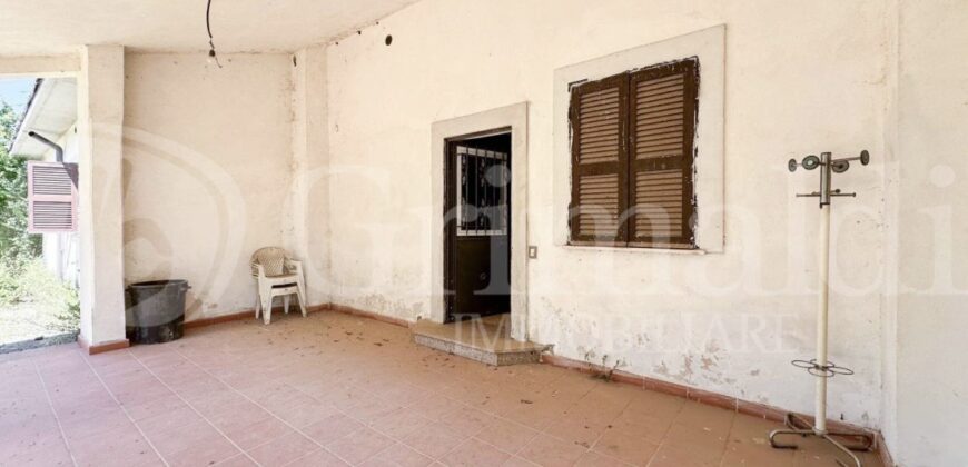 VILLA INDIPENDENTE CON CIRCA DUE ETTARI DI TERRENO