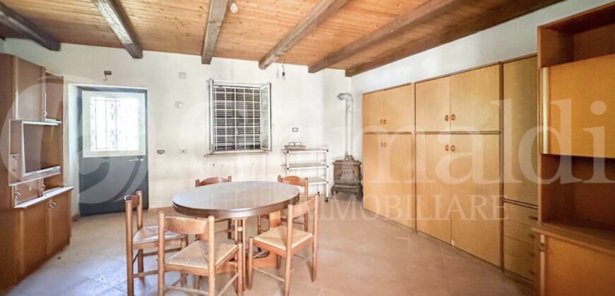 VILLA INDIPENDENTE CON CIRCA DUE ETTARI DI TERRENO