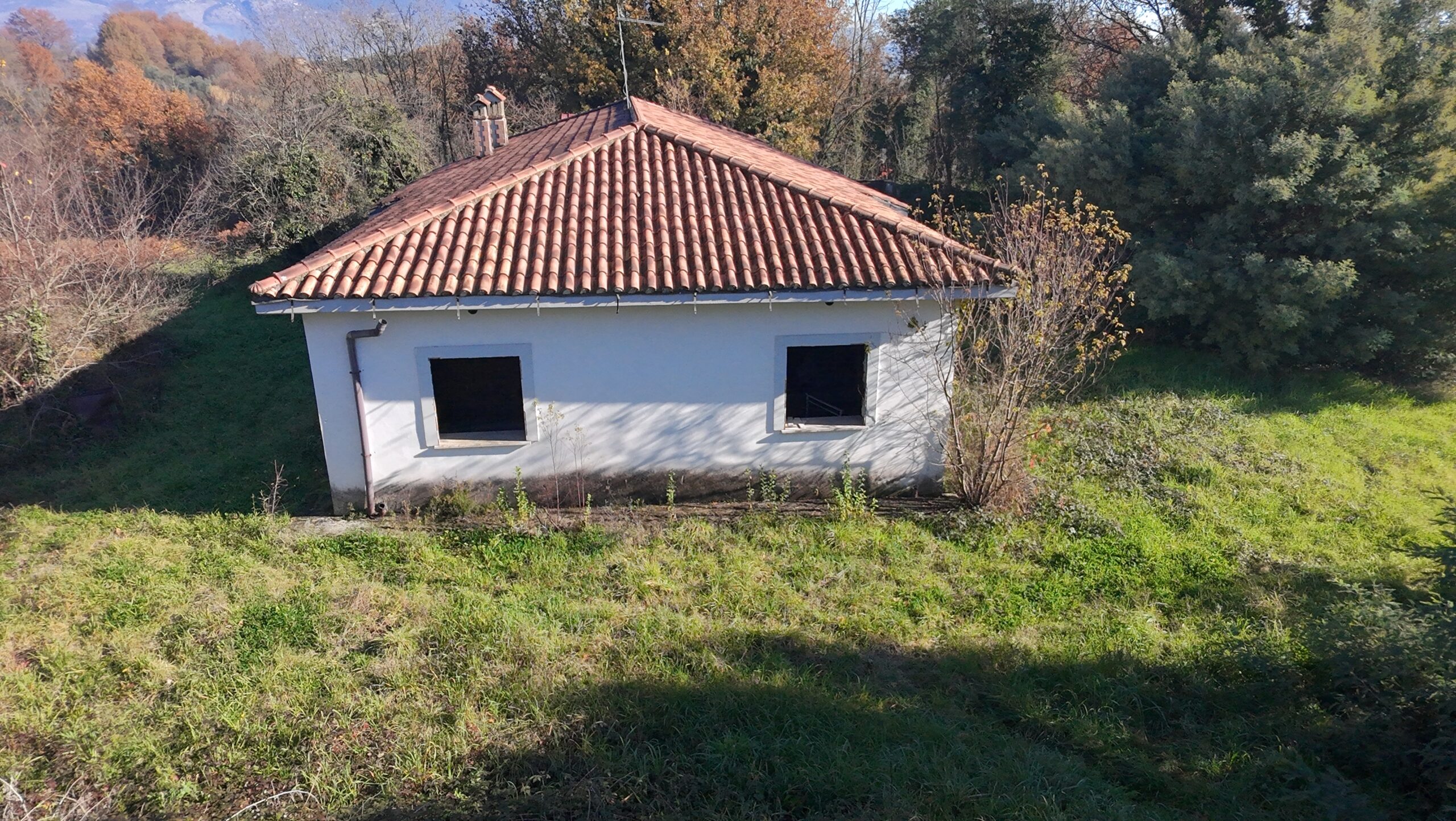 VILLA INDIPENDENTE CON CIRCA DUE ETTARI DI TERRENO