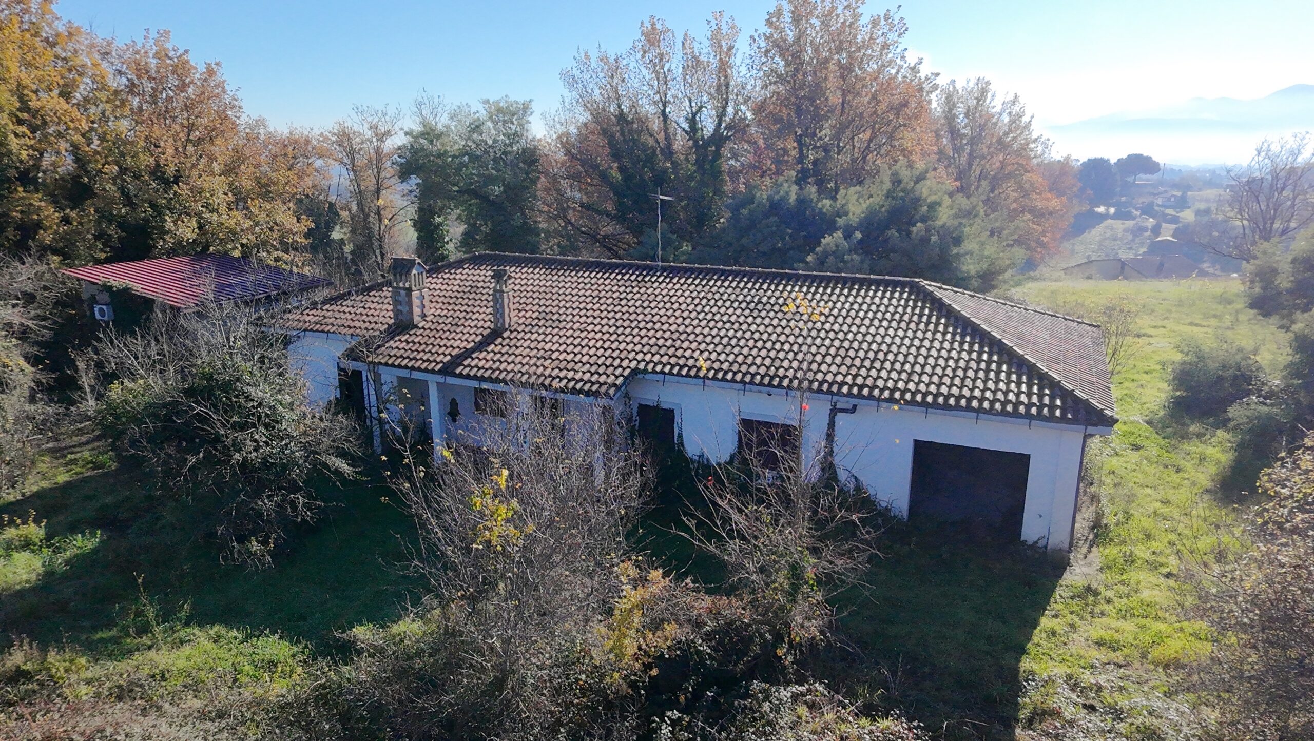 VILLA INDIPENDENTE CON CIRCA DUE ETTARI DI TERRENO