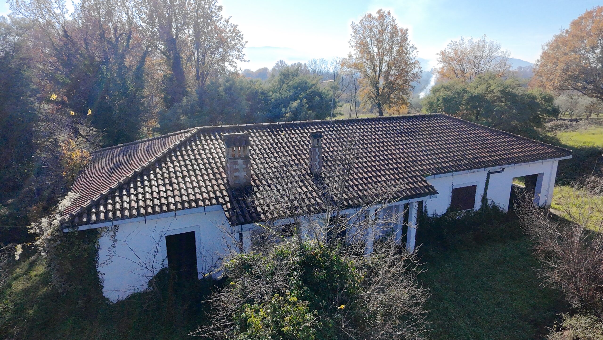 VILLA INDIPENDENTE CON CIRCA DUE ETTARI DI TERRENO
