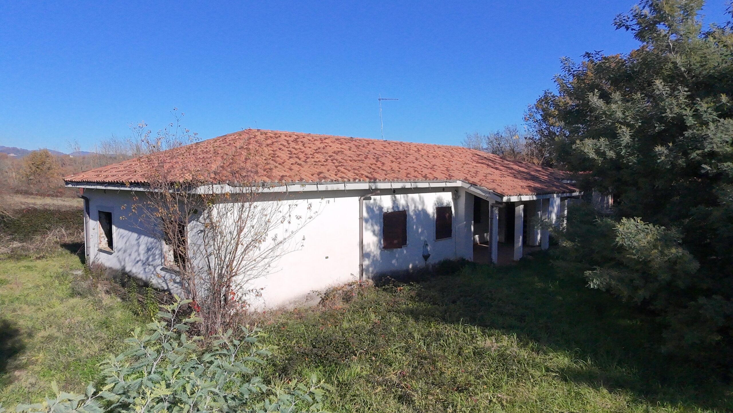 VILLA INDIPENDENTE CON CIRCA DUE ETTARI DI TERRENO