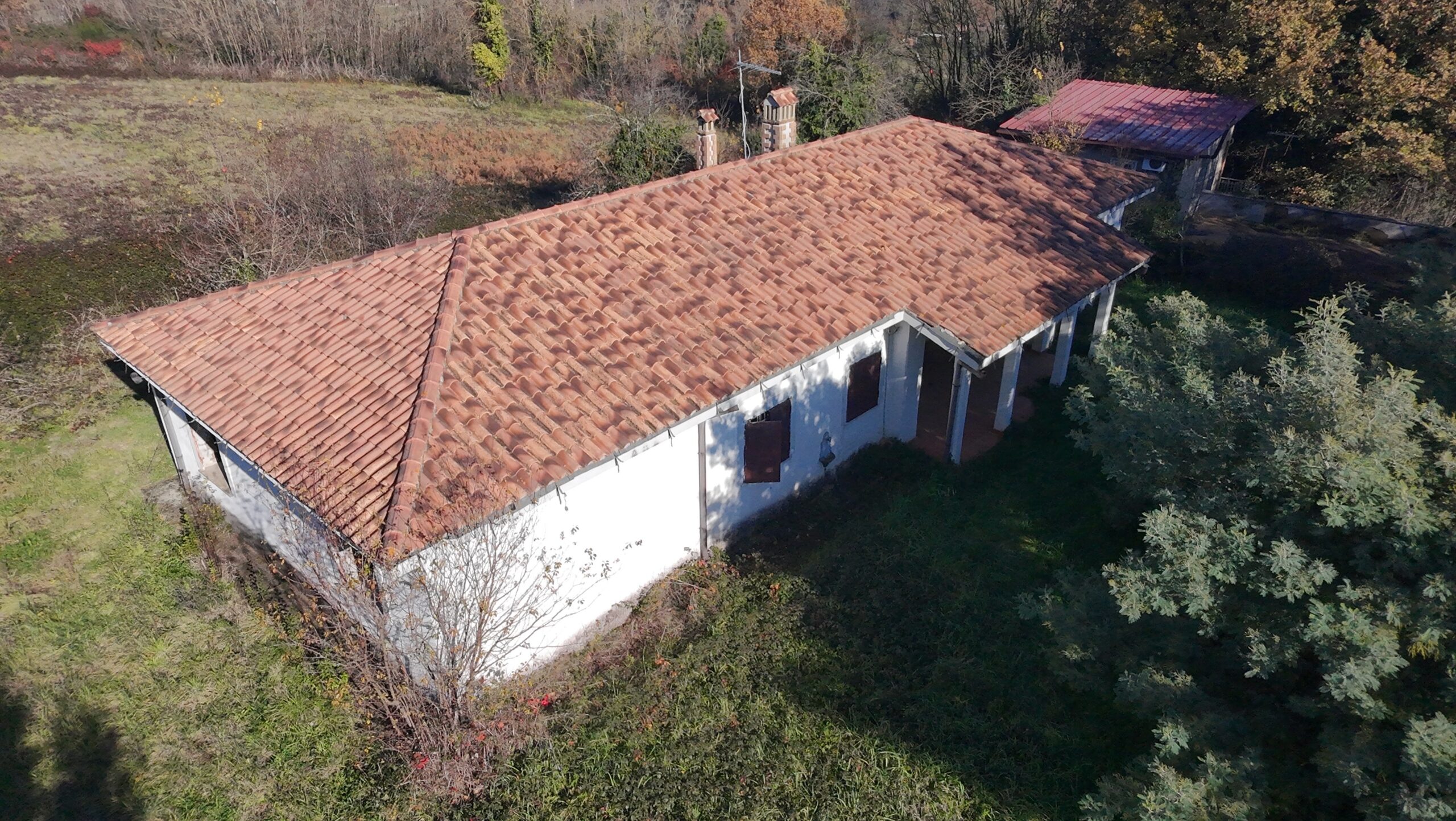 VILLA INDIPENDENTE CON CIRCA DUE ETTARI DI TERRENO