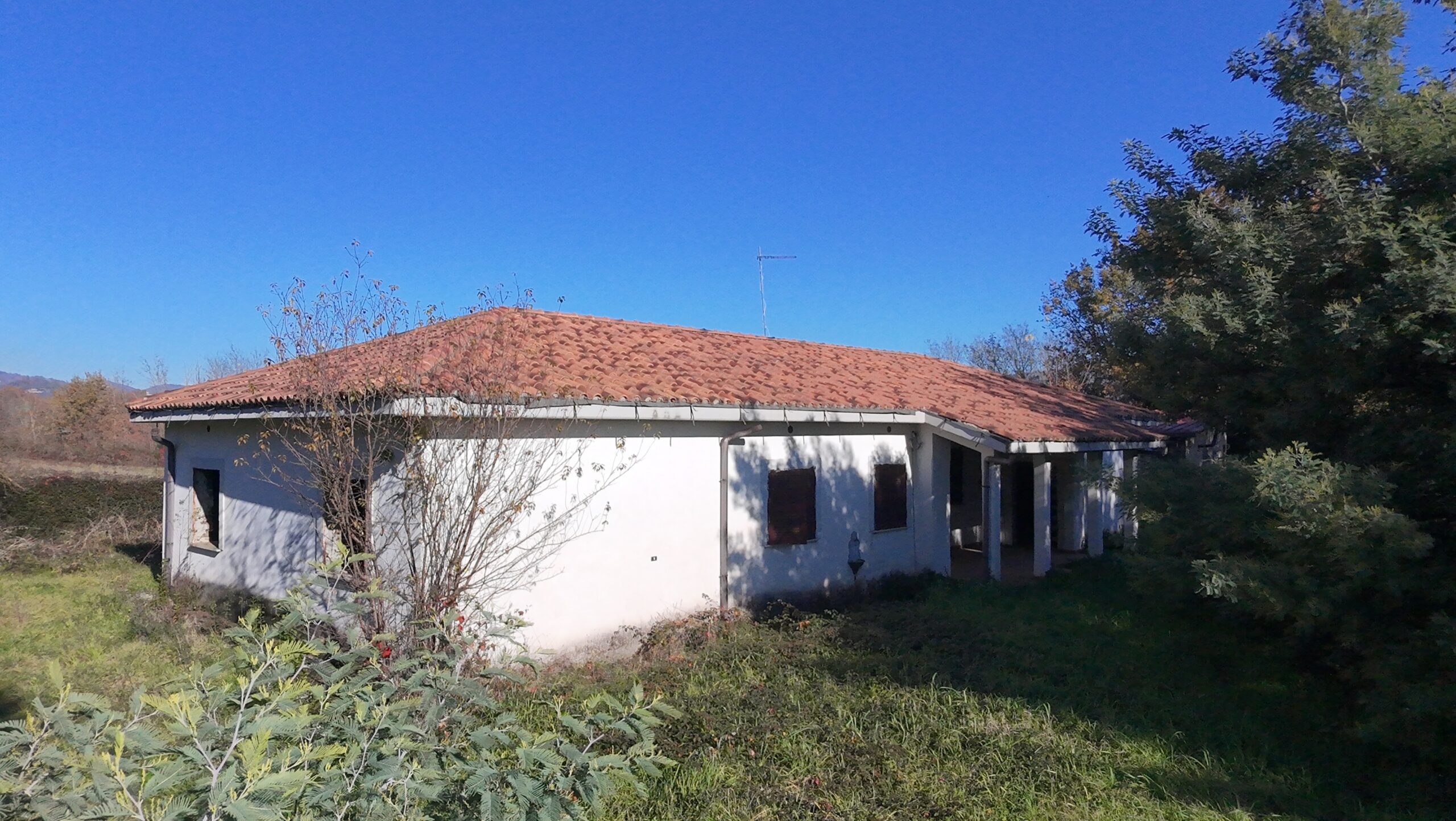 VILLA INDIPENDENTE CON CIRCA DUE ETTARI DI TERRENO