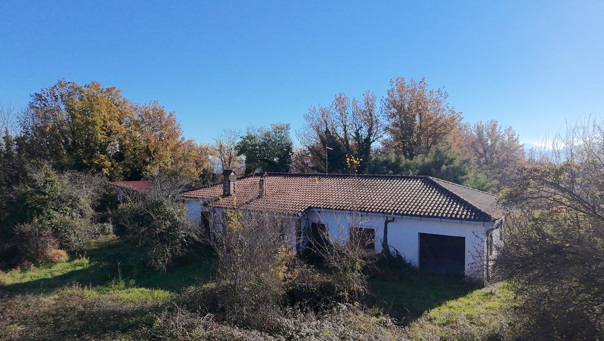 VILLA INDIPENDENTE CON CIRCA DUE ETTARI DI TERRENO