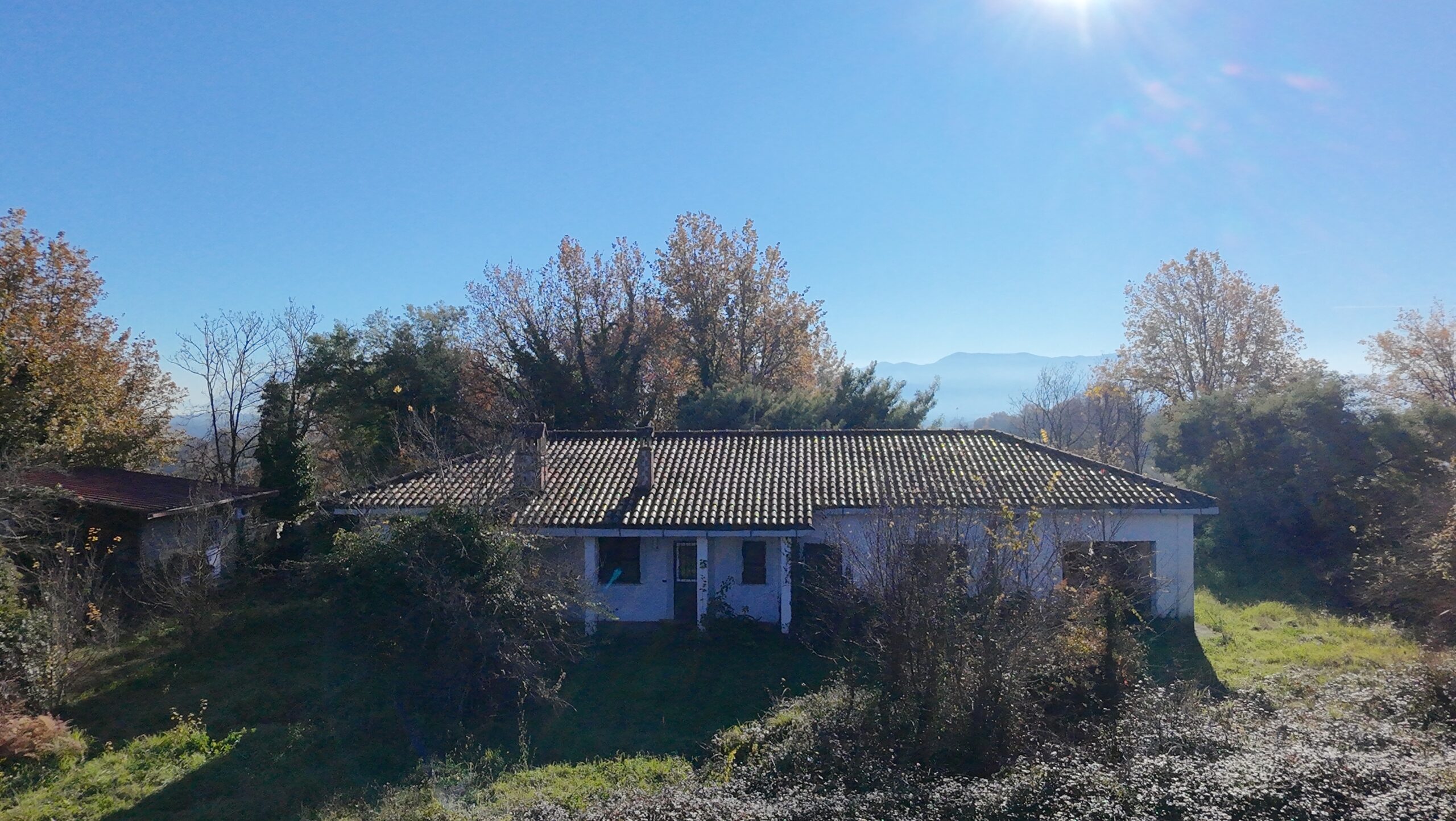 VILLA INDIPENDENTE CON CIRCA DUE ETTARI DI TERRENO