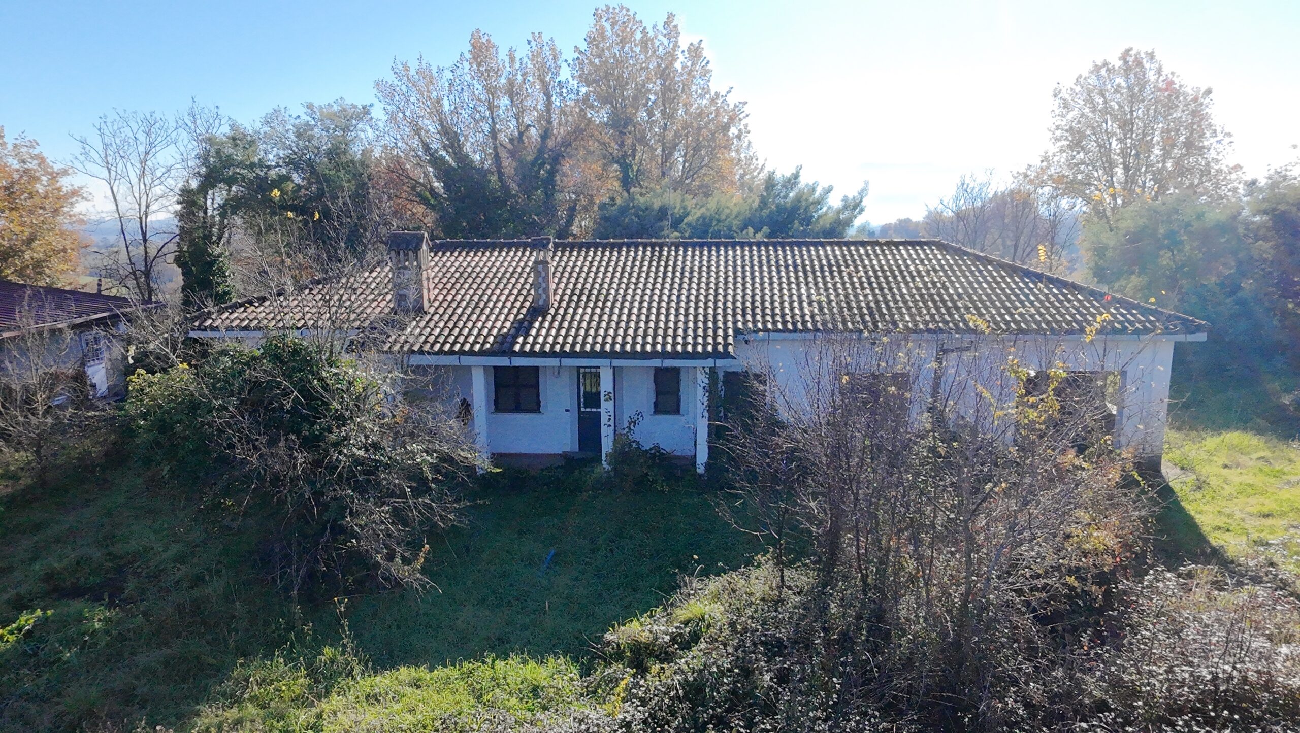 VILLA INDIPENDENTE CON CIRCA DUE ETTARI DI TERRENO
